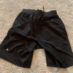 Men’s lulu lemon shorts 9” with liner